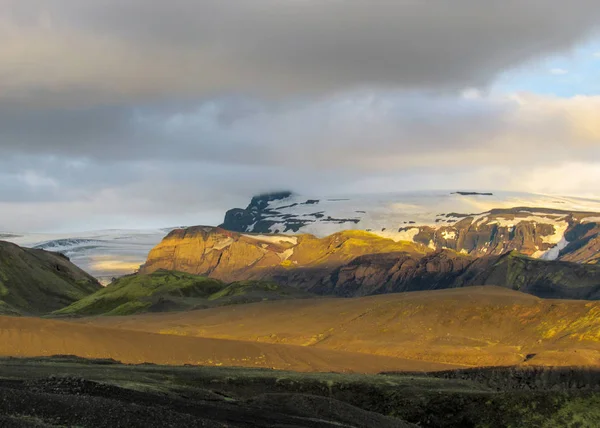 Volkanik Manzara Arazi Günbatımı Gökyüzü Altında Yaz Gece Çarpıcı Myrdalsjokull — Stok fotoğraf