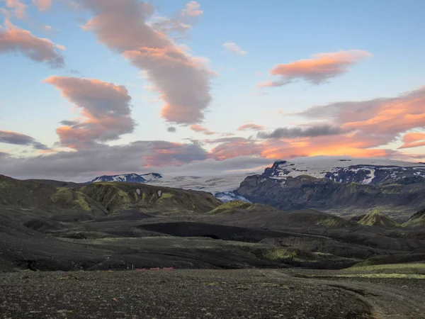 夏の夜に劇的な夕焼け空と Myrdalsjokull 氷帽氷河の火山風景レイキャヴィーク アイスランドの高地に Thorsmork からカトラ カルデラ Botnar Ermstur ロイガヴェーグル通り歩道 — ストック写真