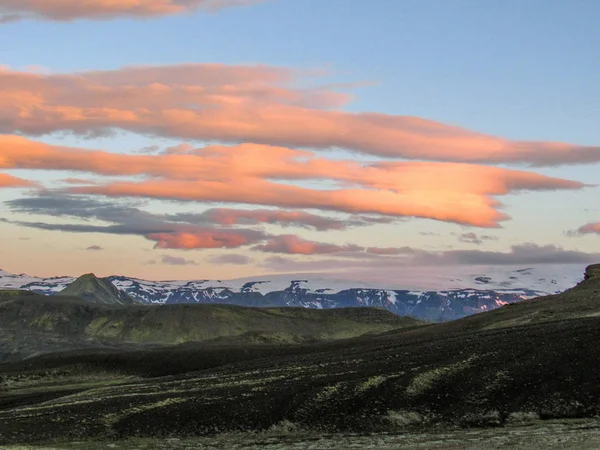 Yaz Gecesi Günbatımı Gökyüzü Altında Eyjafjallajokull Myrdalsjokull Buzullar Arazi Volkanik — Stok fotoğraf
