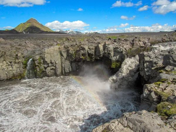 在冰岛中部的 Myrdalsjokull 冰川环绕的风景优美的卢加维古尔小道上 您可以欣赏到宽阔的河流 并有蓝色的冰川水 周围环绕着风景 在莱古维古尔小道上徒步旅行 — 图库照片