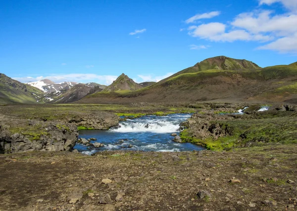 在冰岛中部的 Myrdalsjokull 冰川环绕的风景优美的卢加维古尔小道上 您可以欣赏到宽阔的河流 并有蓝色的冰川水 周围环绕着风景 在莱古维古尔小道上徒步旅行 — 图库照片