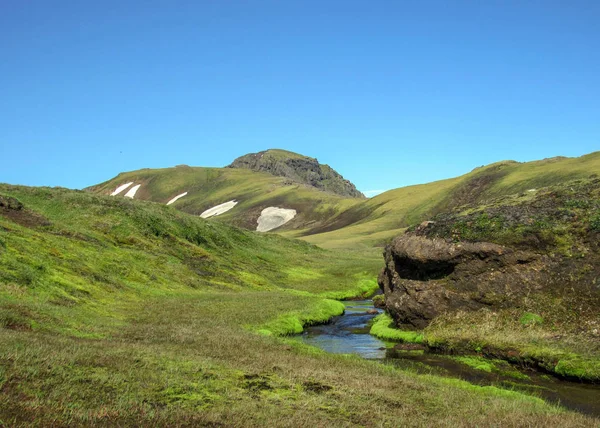 Vue Imprenable Sur Une Minuscule Rivière Aux Berges Verdoyantes Mousseuses — Photo