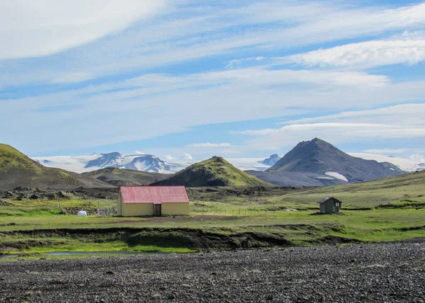 Hvanngil グリーン バレー 小さな家 火山性の山々 カトラ火山と青い空 エムストルル Botnar Alftavatn 中央アイスランドのロイガヴェーグル通り歩道上 — ストック写真