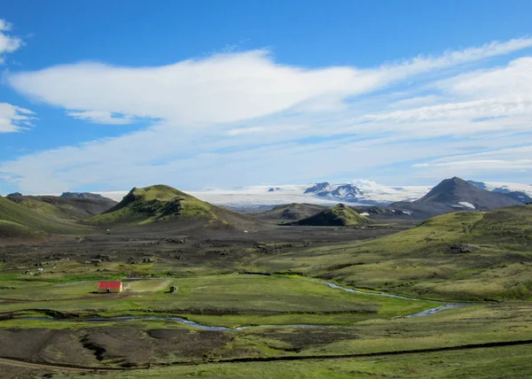 Scene Hvanngil Green Valley Small Houses Volcanic Mountains Myrdalsjokull Ice — Stock Photo, Image