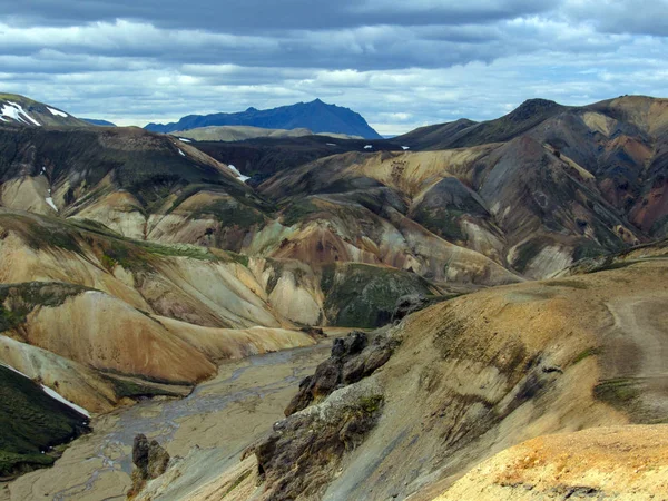Τοπίο της γεωθερμικής περιοχής Landamannalaugar με χρωματιστά rhyolite βουνά, πεδία μαύρη λάβα, χιόνι και φτωχή βλάστηση, Ισλανδία — Φωτογραφία Αρχείου