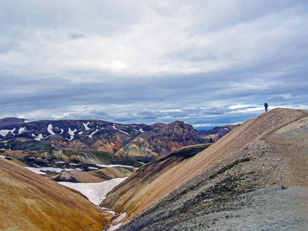 Panoramautsikt över natursköna höglandet området Landmannalaugar geotermiska området, Fjallabak naturreservat i centrala Island — Stockfoto