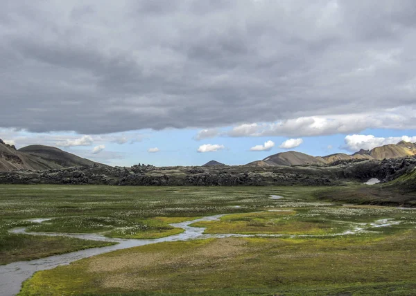 Namskvisl folyó, Laugahraun láva mező, Landmannalaugar, Fjallabak természetvédelmi terület, a Highland Izlandi Európa — Stock Fotó
