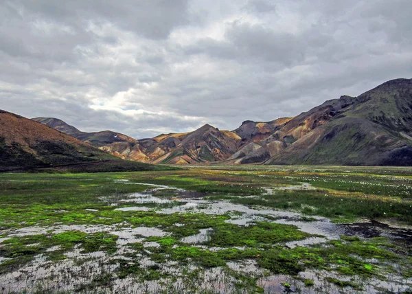 Namskvisl řeka, vedle Laugahraun lávové pole, Landmannalaugar, přírodní rezervaci Fjallabak, Highland Island, Evropa — Stock fotografie