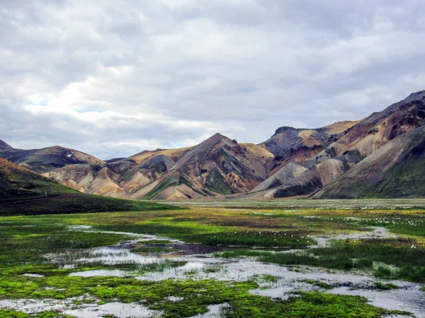 Πανέμορφο τοπίο της Landmannalaugar γεωθερμική περιοχή με ποτάμι, πράσινο χόρτο πεδίο και rhyolite βουνά, Ισλανδία — Φωτογραφία Αρχείου