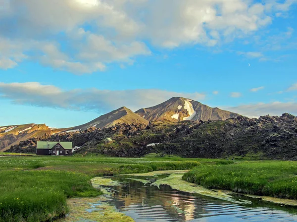 Πανέμορφο τοπίο της Landmannalaugar γεωθερμική περιοχή με ποτάμι, πράσινο χόρτο πεδίο και rhyolite βουνά, Ισλανδία — Φωτογραφία Αρχείου