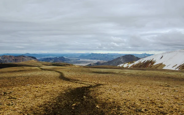 Laugavegur turistaút megy keresztül távoli, a lélegzetelállító táj Landmannalaugar, Izland — Stock Fotó