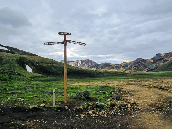 Laugavegur hiking trail signpost in Landmannalaugar next to Laugahraun lava field, Iceland — Stock Photo, Image