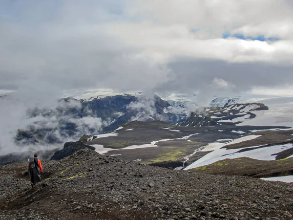 Homem Caminhando Sozinho Paisagem Vulcânica Selvagem Admirando Montanhas Mergulhando Nas — Fotografia de Stock