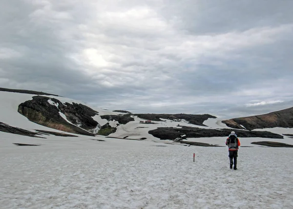 Wandelaar Mens Alleen Het Wild Bewonderende Vulkanische Landschap Met Ryoliet — Stockfoto