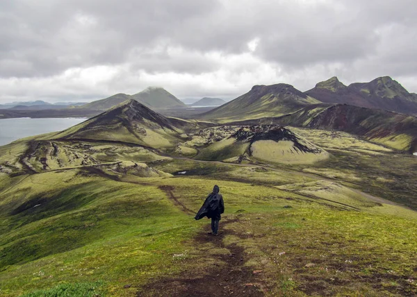 Homem Caminhando Sozinho Paisagem Vulcânica Admiração Selvagem Com Mochila Pesada — Fotografia de Stock