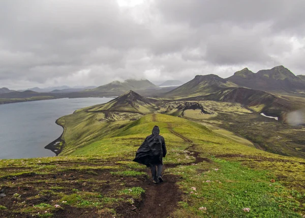 男一人で重いバックパックを持つ野生の称賛の火山の風景にハイキングします ライフ スタイルの冒険ワンダー ラスト概念 屋外の夏の休暇を旅行します — ストック写真