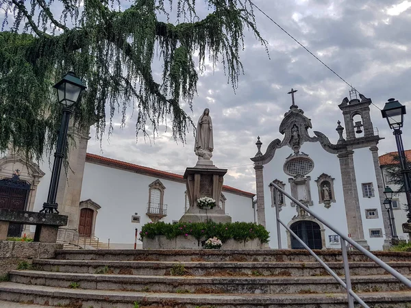 聖者ジェームスの方法 ポルトガルの小さな町のカミノ ポルトガル沿岸道の白い教会 — ストック写真