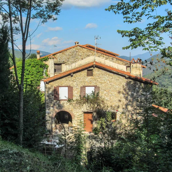 传统的石山房子与红色屋顶在绿色森林在 Prats Mollo Preste Pyrenees Orientales 在法国南部 — 图库照片