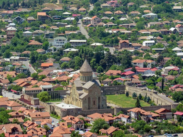 Heilige stad van Mtscheta uitzicht op Svetitskhoveli kathedraal van Dzjvari klooster in Mtscheta, Mtscheta-Mtianeti (Georgia) — Stockfoto