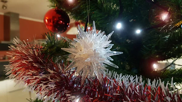 圣诞装饰 靠近人造圣诞树的中间部分 有美丽的圣诞饰品 细节在金黄圆球和白色星雪花 — 图库照片