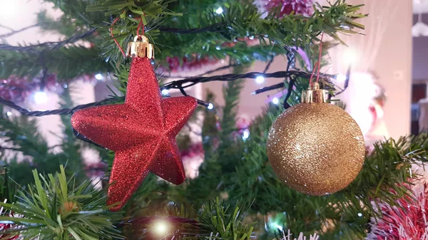 有装饰的圣诞树 关闭白色闪亮的圣诞装饰金球和红星 — 图库照片