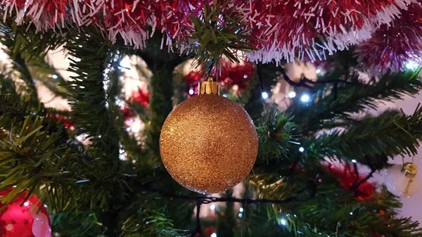 有装饰的圣诞树 关闭白色闪亮的圣诞装饰金球和红色花环 — 图库照片