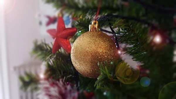 Árbol Navidad Con Decoración Navidad Bola Dorada Estrella Roja —  Fotos de Stock