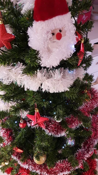 Muy Bonita Decoración Navidad Con Estrellas Rojas Guirnaldas Blancas —  Fotos de Stock