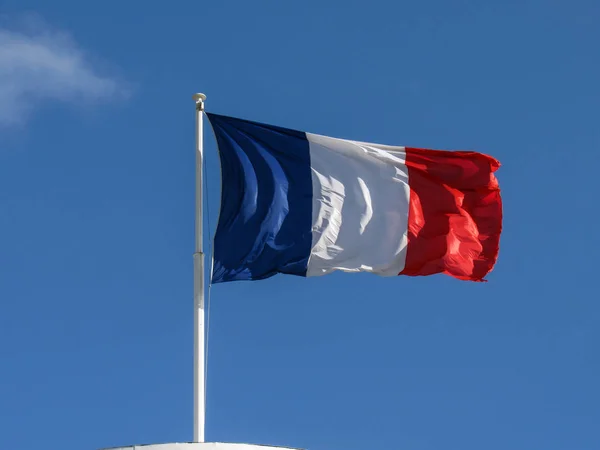 Πολύ ωραίο ύφασμα τρίχρωμη γαλλική σημαία υλικό κυματίζουν στον αέρα με αντίγραφο χώρο σε ηλιόλουστη μέρα — Φωτογραφία Αρχείου