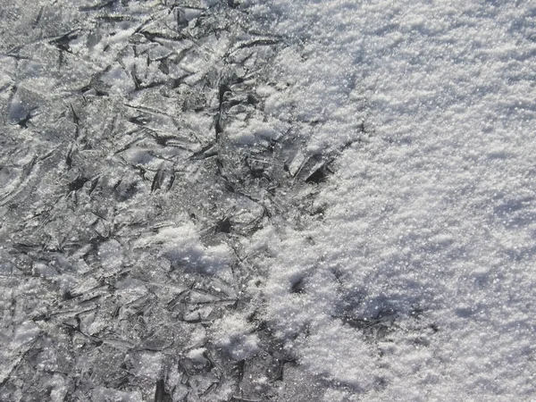 冬の自然によって作られたパターン設計: 冷ややかな氷のパターンで覆われて、凍った氷の表面 — ストック写真