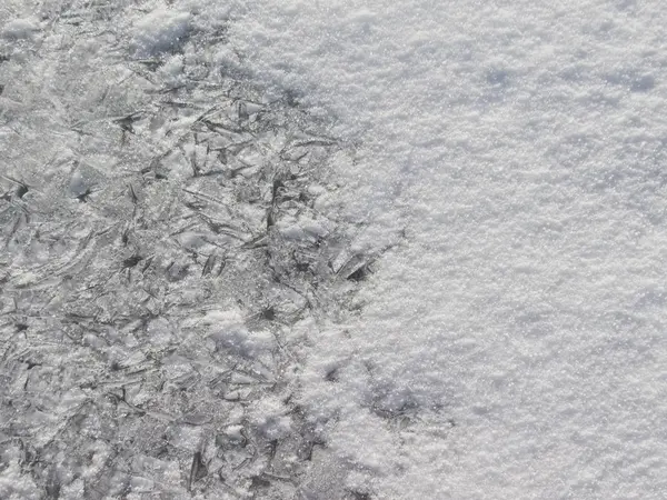 Χειμώνας φύση εορταστική φόντο: Frosty μοτίβο στον πάγο καλυμμένα με χιόνι κρούστα — Φωτογραφία Αρχείου