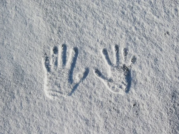 Εντύπωση για έναν άνθρωπο στα χέρια μέσα στο κρύο χιόνι λευκό — Φωτογραφία Αρχείου