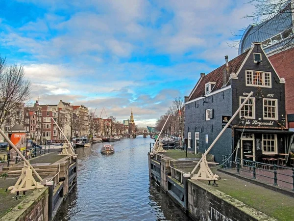 Kanałem miejskim w Amsterdam z łodzi i ceglane domy, odbicia w wodzie — Zdjęcie stockowe