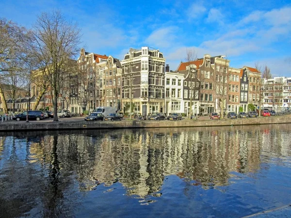 Отражение Амстердама в городском канале — стоковое фото