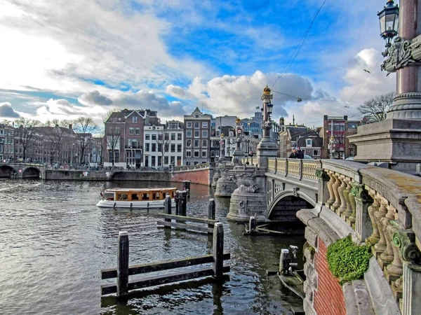 Мост через городской канал в Амстердаме, Голландия, Нидерланды — стоковое фото