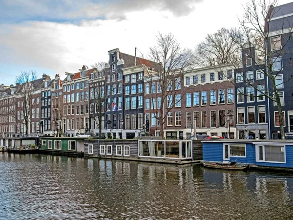 Контейнерные дома в канале, Амстердам, Голландия, Нидерланды — стоковое фото