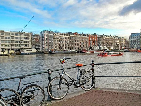 Rower i Amsterdam słynny holenderski flamandzki tradycyjne cegły budynki na kanał — Zdjęcie stockowe