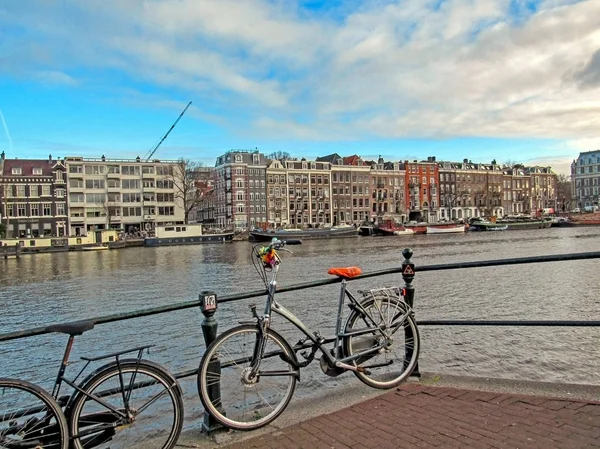 Rower i Amsterdam słynny holenderski flamandzki tradycyjne cegły budynki na kanał — Zdjęcie stockowe