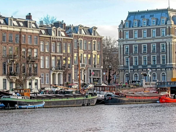 Reflexão de Amsterdam famoso holandês tradicional edifícios de tijolos flamengos, canal da cidade na Holanda, Países Baixos — Fotografia de Stock