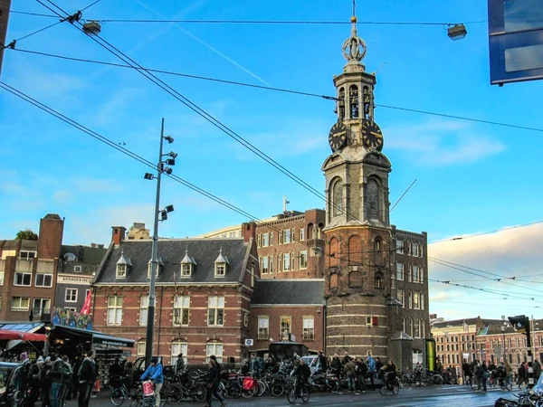 Kerk in de buurt van de bloemenmarkt van Amsterdam in Amsterdam, Holland, Nederland — Stockfoto