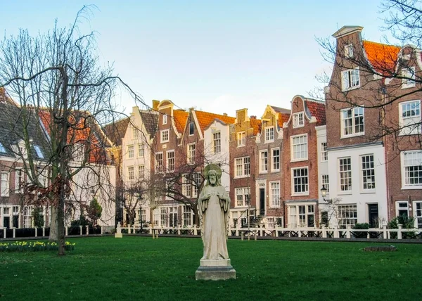 ベヒンホフ、最古の中庭と有名な伝統的なフランダースの建物、アムステルダム、オランダ, オランダの人気のランドマーク — ストック写真