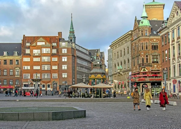 Plaza del Ayuntamiento con monumentos históricos escandinavos, arquitectónicos y coloridos edificios típicos, Copenhague, Dinamarca — Foto de Stock