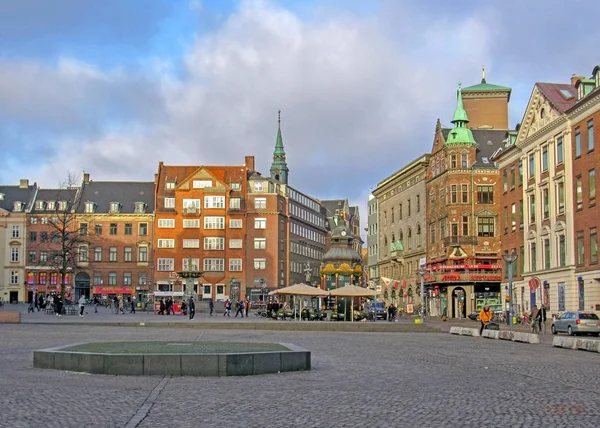 Plaza del Ayuntamiento con monumentos históricos escandinavos, arquitectónicos y coloridos edificios típicos, Copenhague, Dinamarca — Foto de Stock