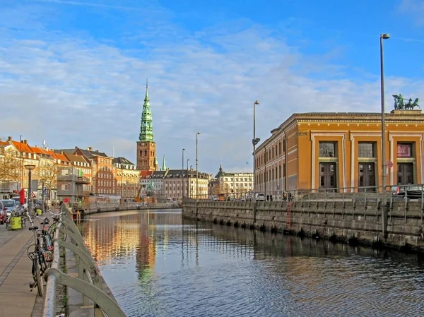 Stadtkanal und historische Gebäude von Kopenhagen mit St. Nikolaj Zentrum für zeitgenössische Kunst in der Kirche, auffälliges Wahrzeichen von Dänemark — Stockfoto