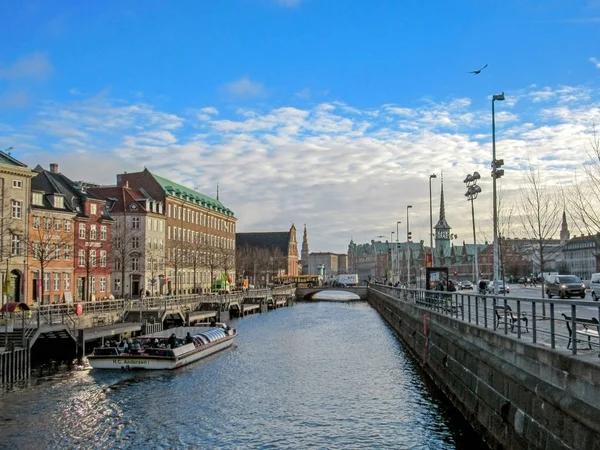 Stadsgezicht met kanaal en historisch erfgoed, gebouwen, bezienswaardigheden en monumenten van Kopenhagen, Denemarken — Stockfoto