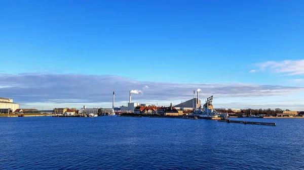 Köpenhamn området industriområde längs havet med klar blå himmel under solnedgång — Stockfoto