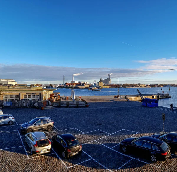 哥本哈根工业区沿海与晴朗的蓝天在日落时间 — 图库照片
