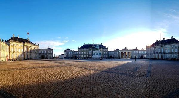 Amalienborg Slotsplads fachadas do palácio clássico com interiores rococó com estátua equestre monumental do rei Frederico — Fotografia de Stock