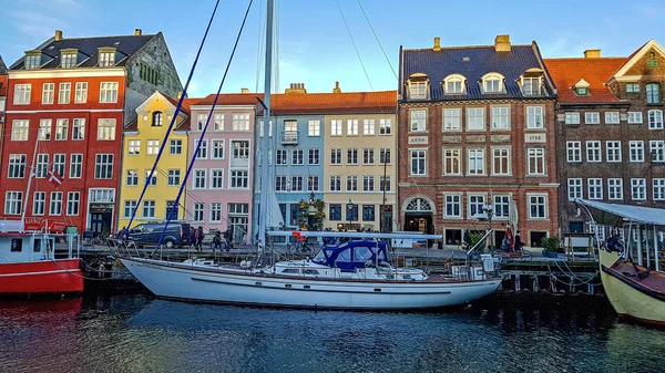 尼哈文海滨, 运河, 五颜六色的老房子反射的门面, 以及建筑物, 船只, 游艇和船只在哥本哈根, 丹麦 — 图库照片