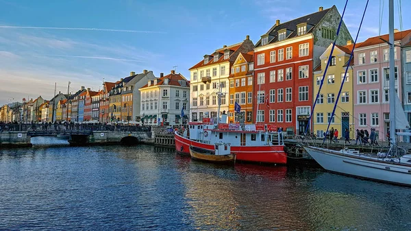 丹麦哥本哈根老城的 Nyhavn 海滨、运河和娱乐区, 拥有五颜六色的房屋、建筑物、船只、游艇和船只 — 图库照片